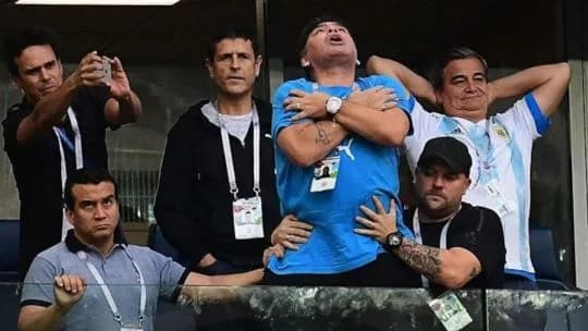 Juicio por la muerte de Maradona: allanaron Swiss Medical y Los Arcos por el error con la historia clínica