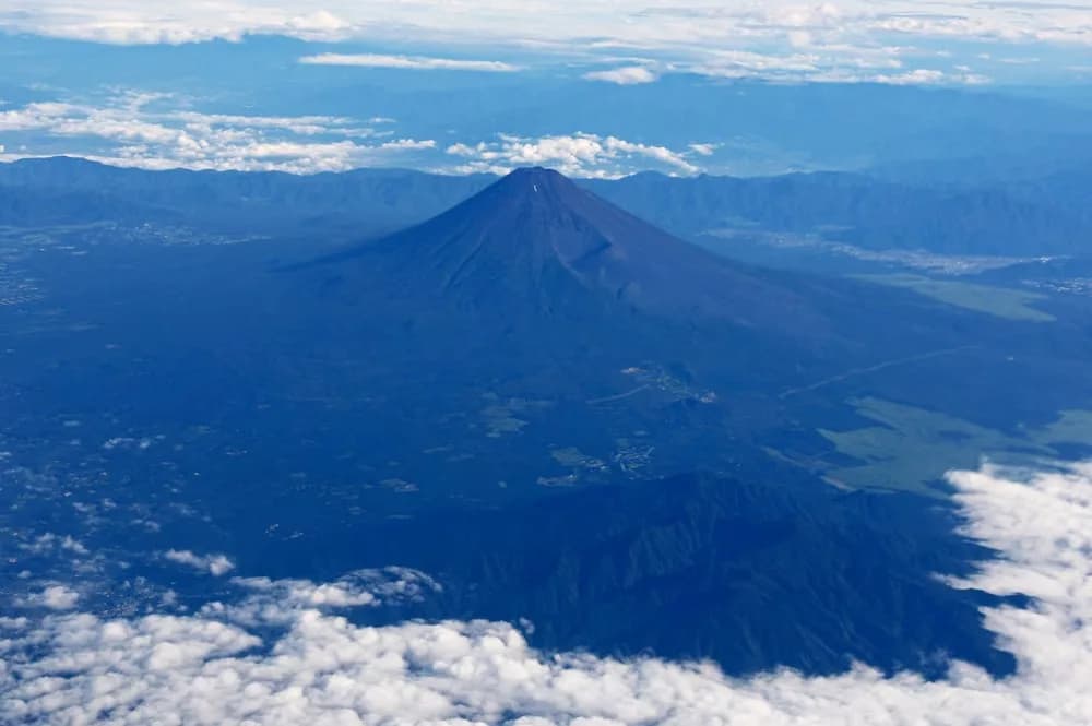 Dejó a su hijo de 7 años en el Monte Fuji, el pico más alto de Japón, para seguir escalando