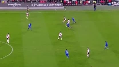 El error fatal de Almada que encaminó la reacción de Vélez en el Monumental - TyC Sports