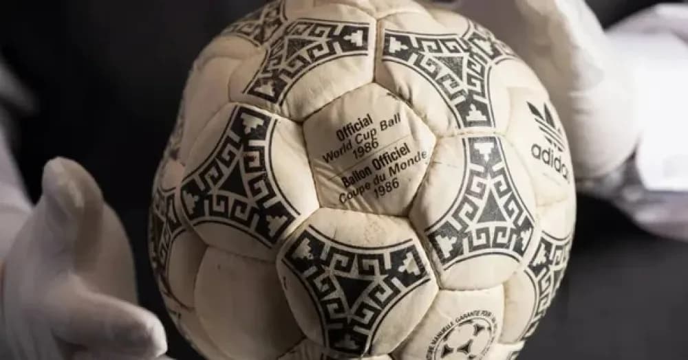 Subastaron la pelota de Maradona contra Inglaterra en México 86: la fortuna que pagaron