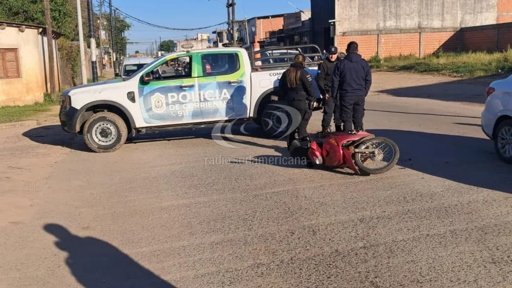 Portada de video: Fuerte choque entre dos motos causó caos en la circulación