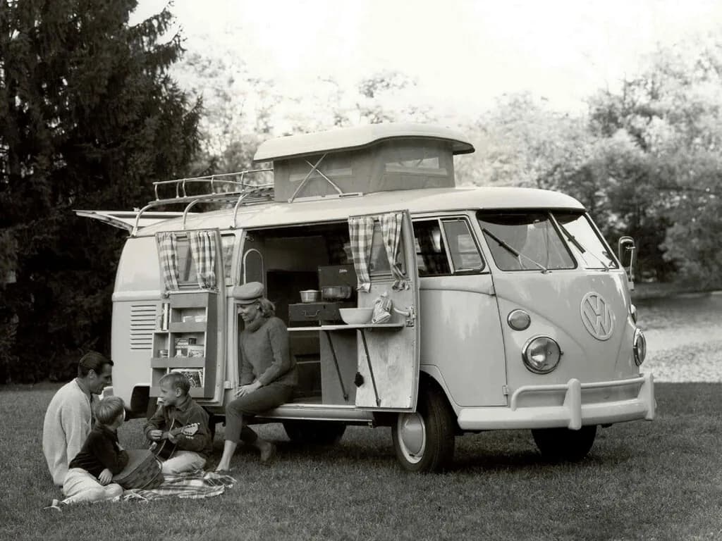La camper no fue invento de Volkswagen: nació de un cliente que solo quería una cama y un escritorio en su furgoneta