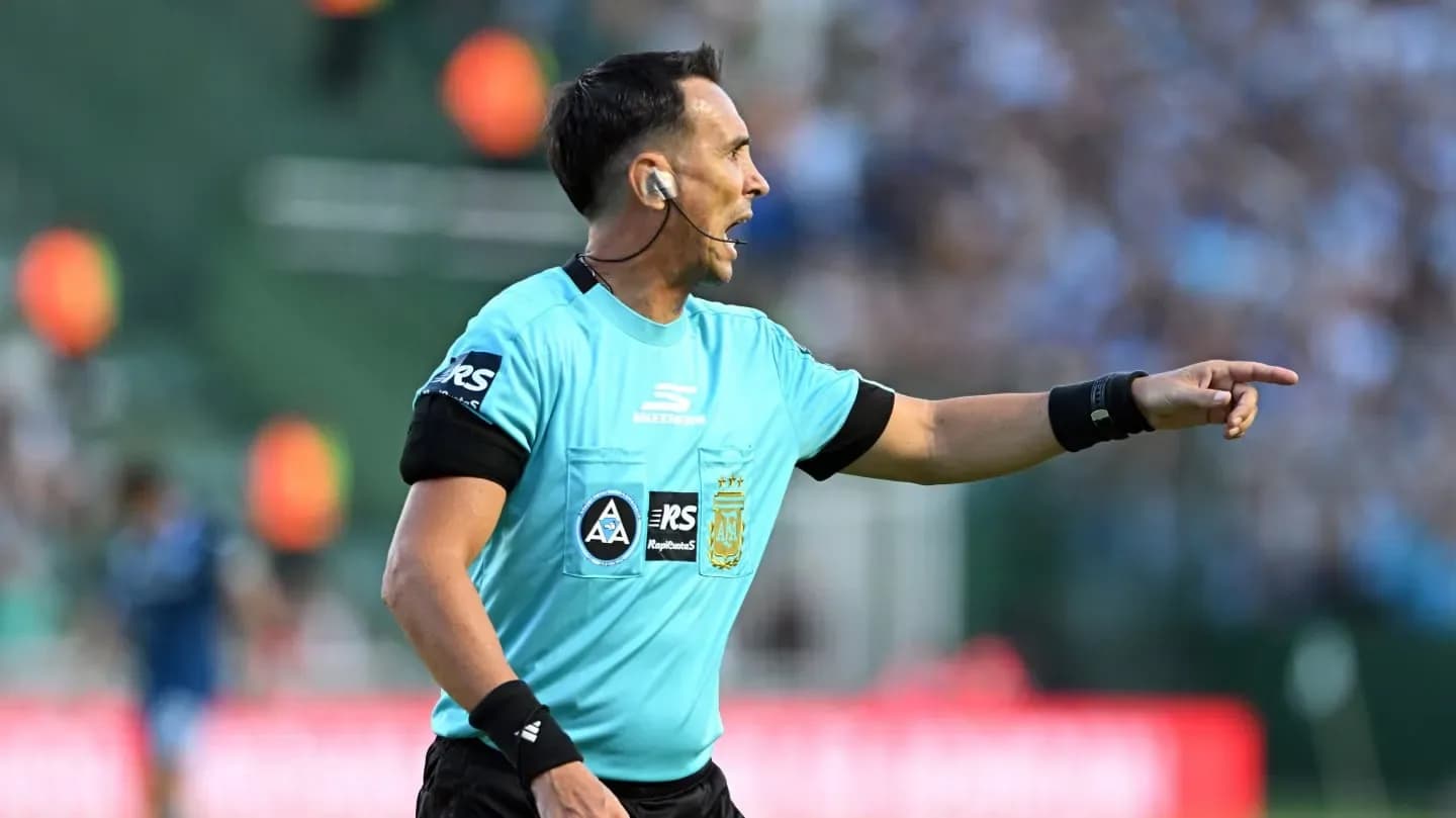 La explicación de la terna arbitral sobre la no expulsión a Flores en Boca vs. Lanús: "Fue una jugada gris" - TyC Sports