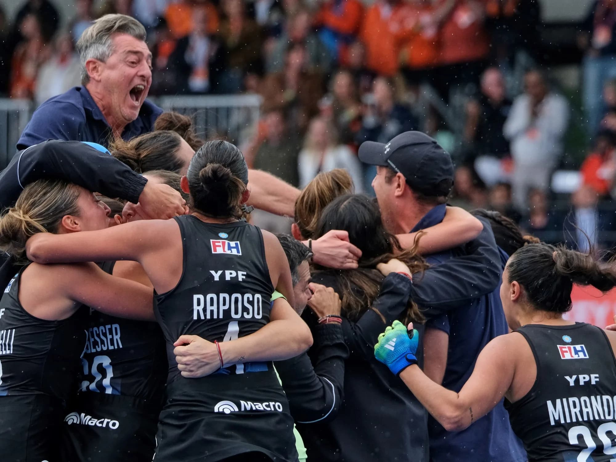 Fernando Ferrara, el DT futbolero que llevó a Las Leonas a la tercera estrella
