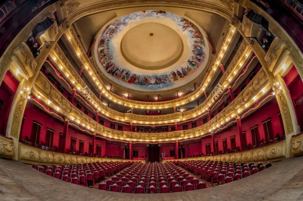 Un cementerio, un hospital de guerra y extrañas apariciones: los secretos del Teatro Vera