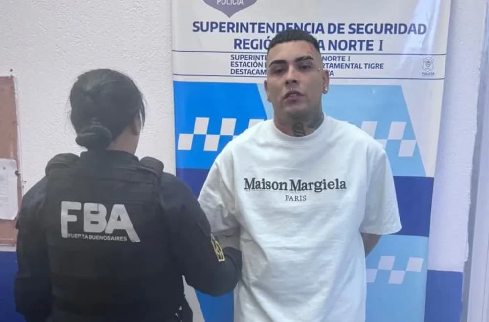 Detuvieron al cantante Callejero Fino con un arma de guerra ilegal