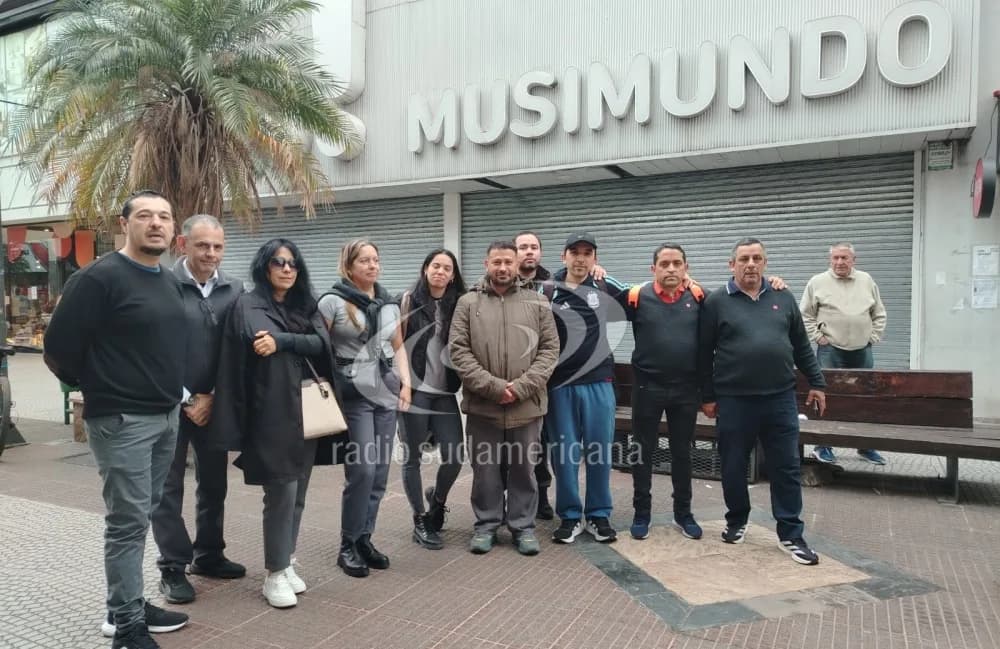 Portada de video: No sabemos si vamos a cobrar: la incertidumbre de los empleados despedidos de Musimundo