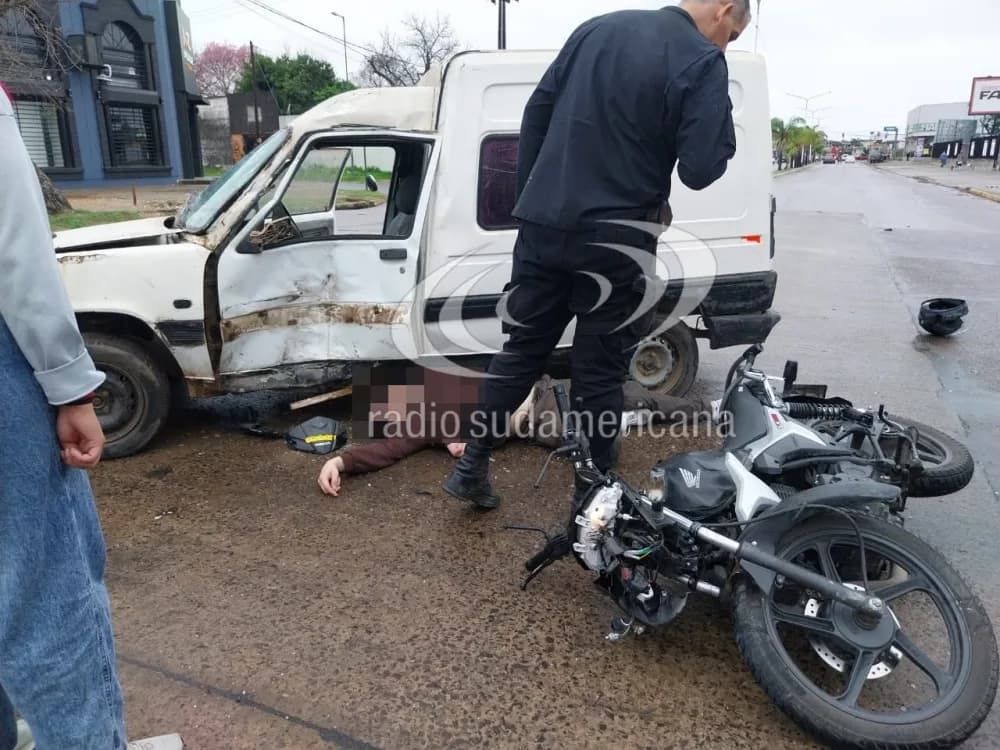 Portada de video: Chocó contra un utilitario que atravesaba una avenida: está grave
