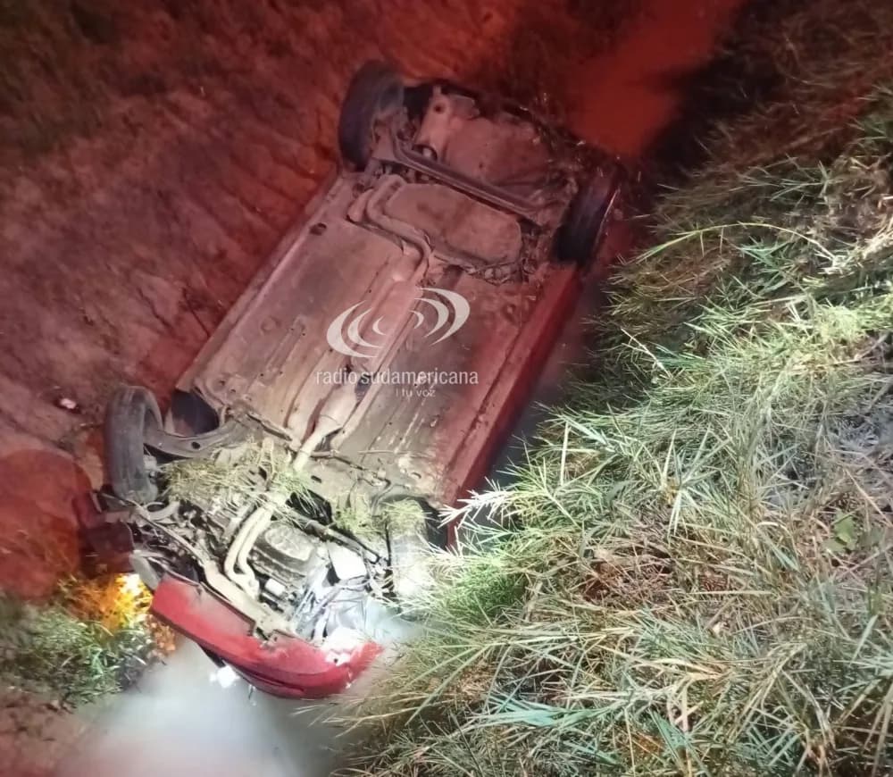 Corrientes: automovilista volcó y terminó adentro de un canal
