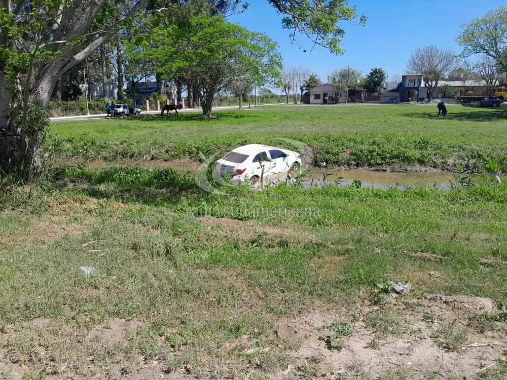 Tras un roce con una camioneta, un auto terminó en un zanjón