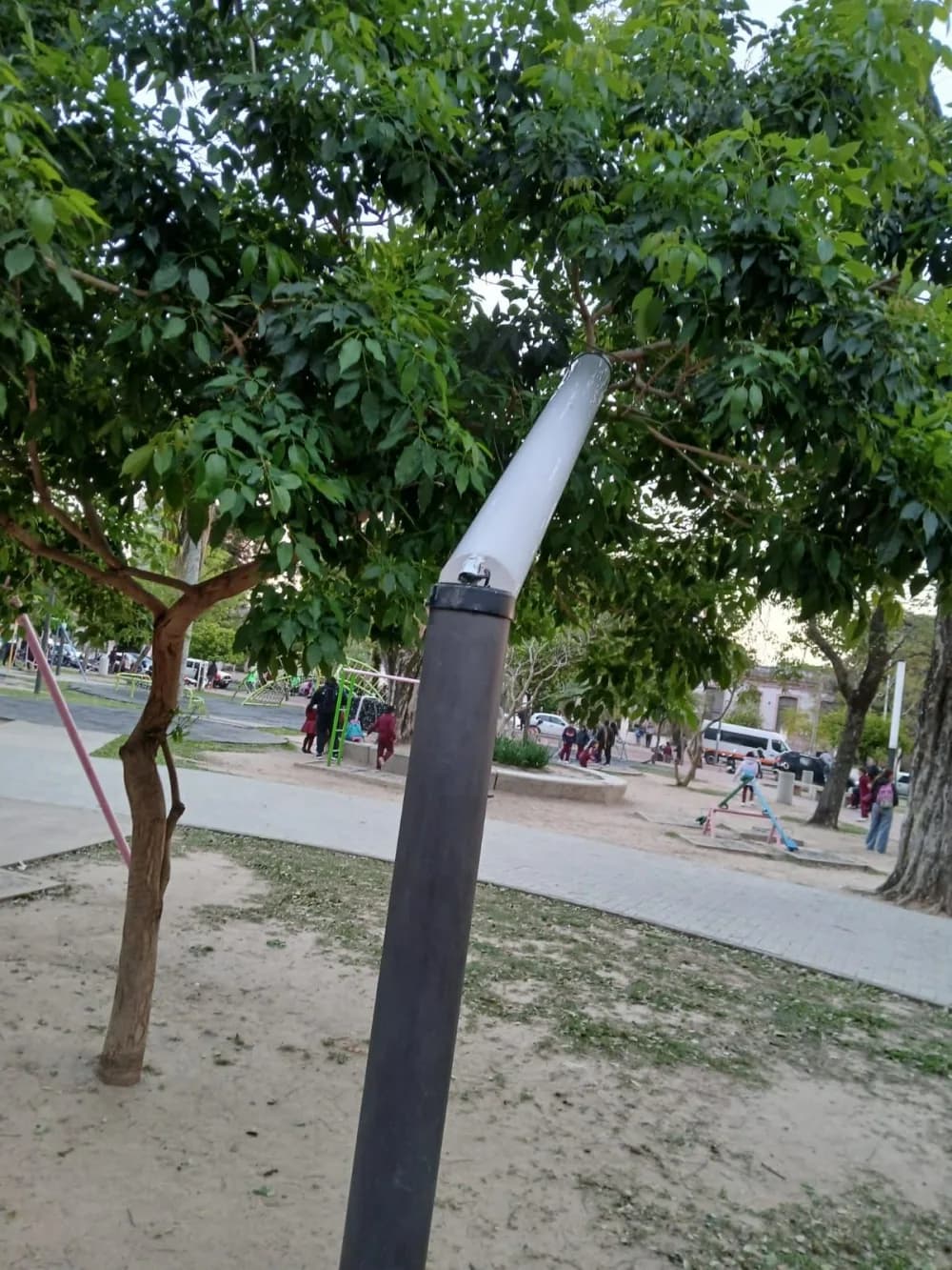 Vandalismo en plazas: destrozaron luminarias de plazas capitalinas
