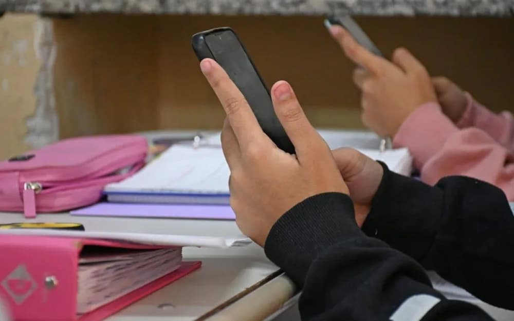 Una escuela de Goya prohibió el ingreso y uso de celulares en clases
