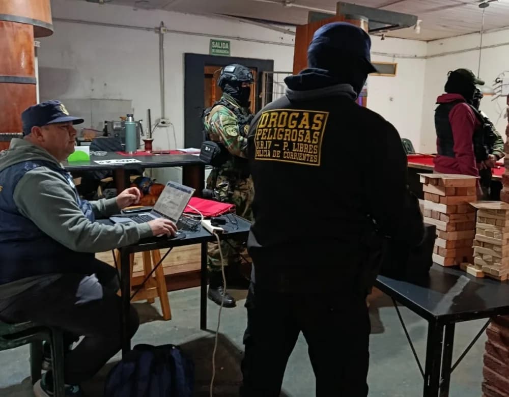 Hallan cocaína en un kiosco narco en La Cruz: dos detenidos