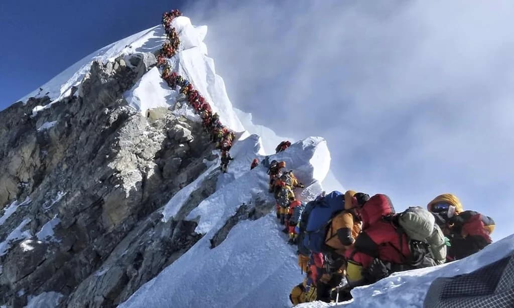 El Everest se está derritiendo más rápido que nunca. Y 6.000 litros de orina diario lo están acelerando