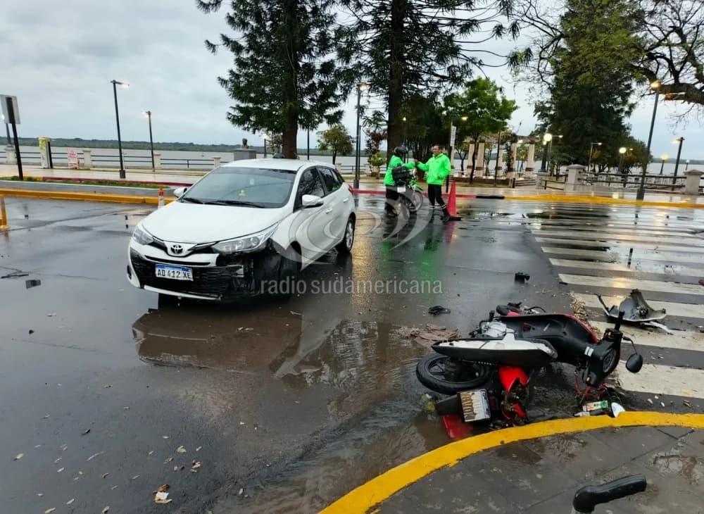 Portada de video: Fuerte choque entre una moto y un auto en plena Costanera