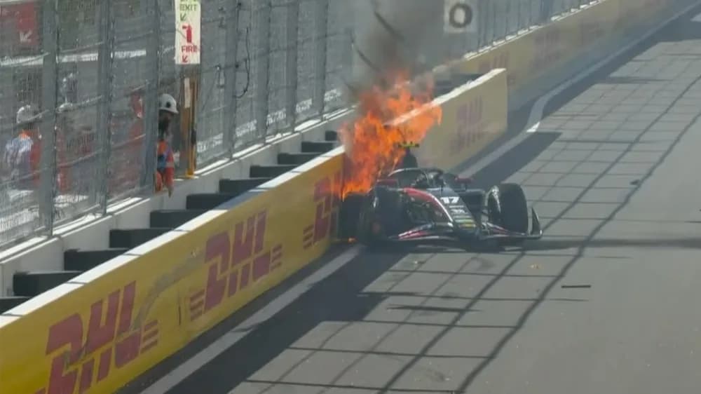 España: un auto de la F2 se prendió fuego tras impactar con el muro