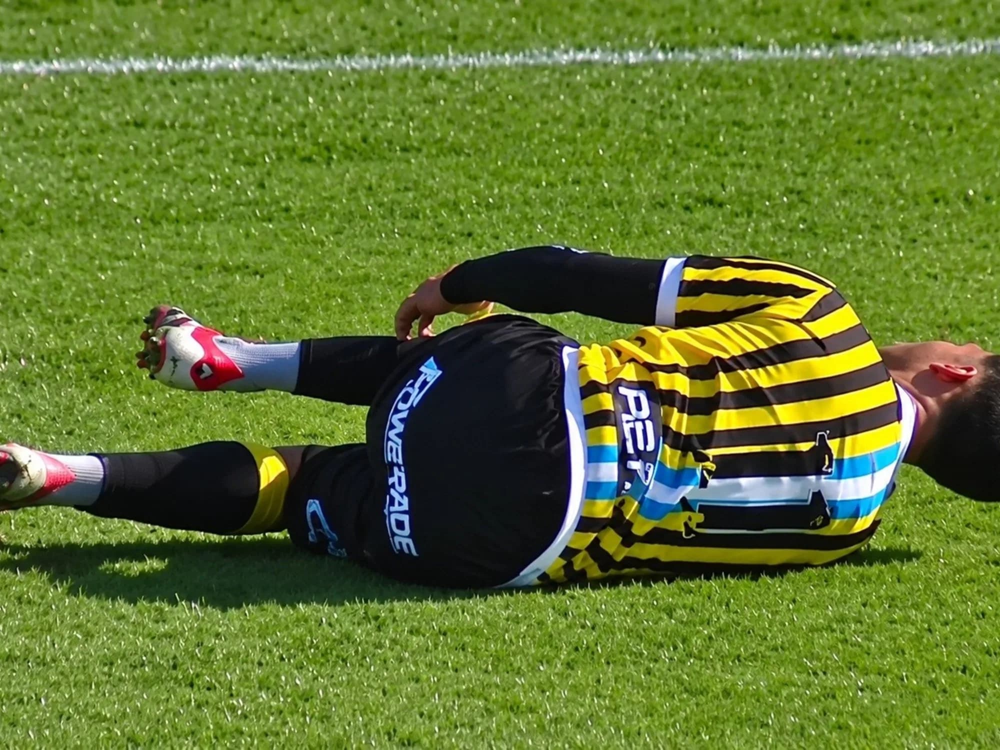 Video: violentísima patada de un jugador de Ferro