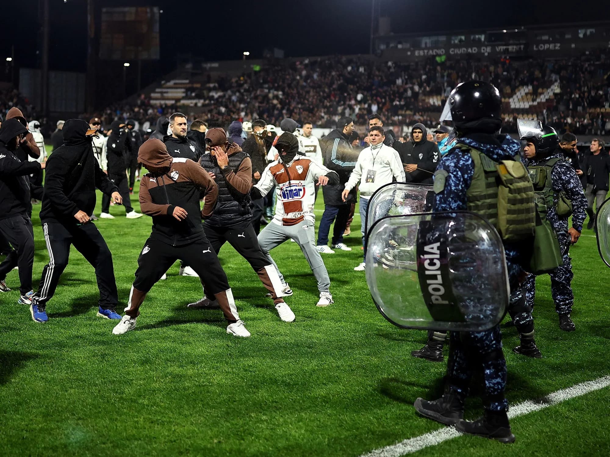 Video: invasión e incidentes tras la eliminación de Platense ante Fluminense