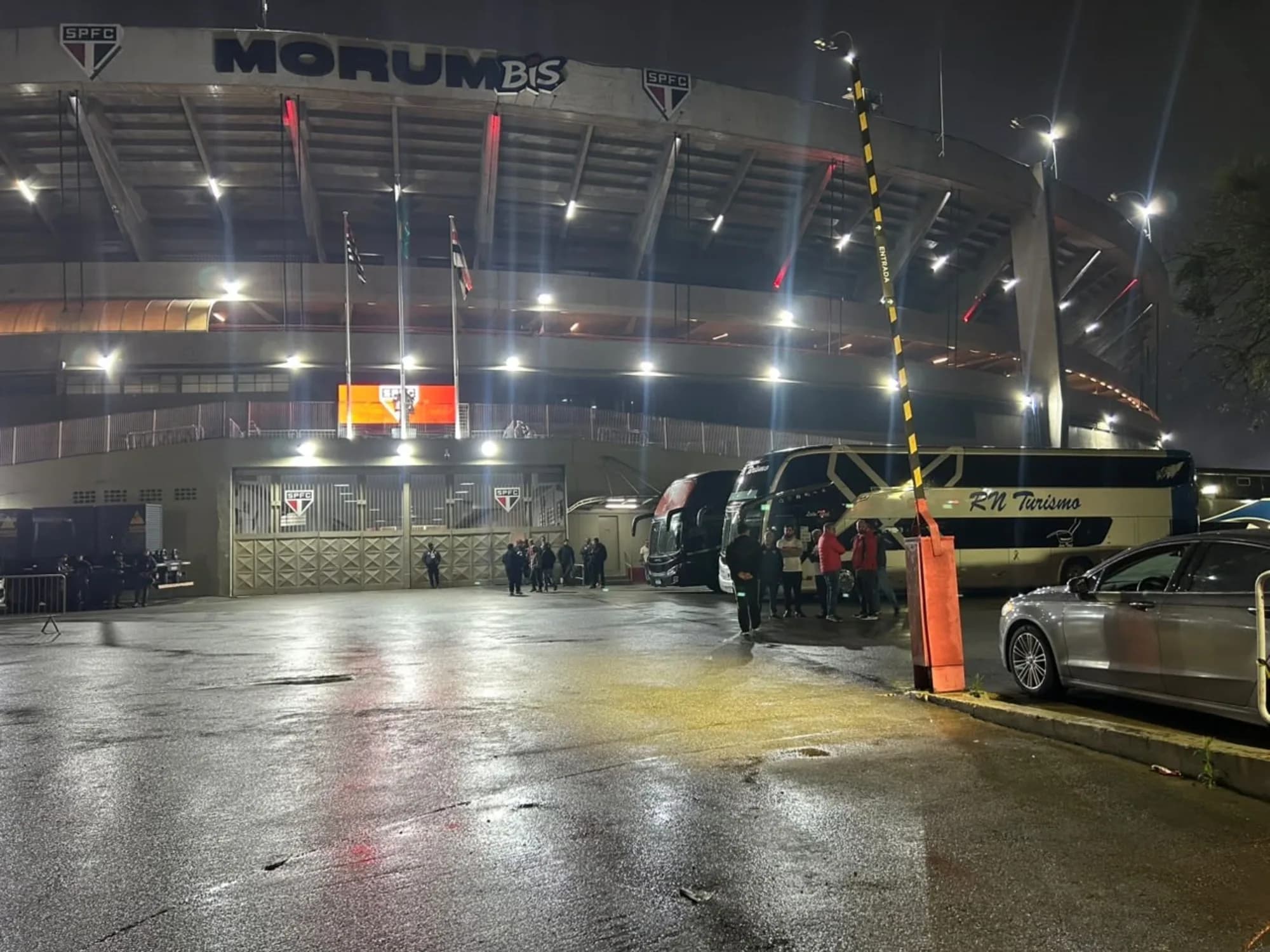 Clima caliente en el Morumbí: apedrearon a los micros de Boca al llegar al estadio