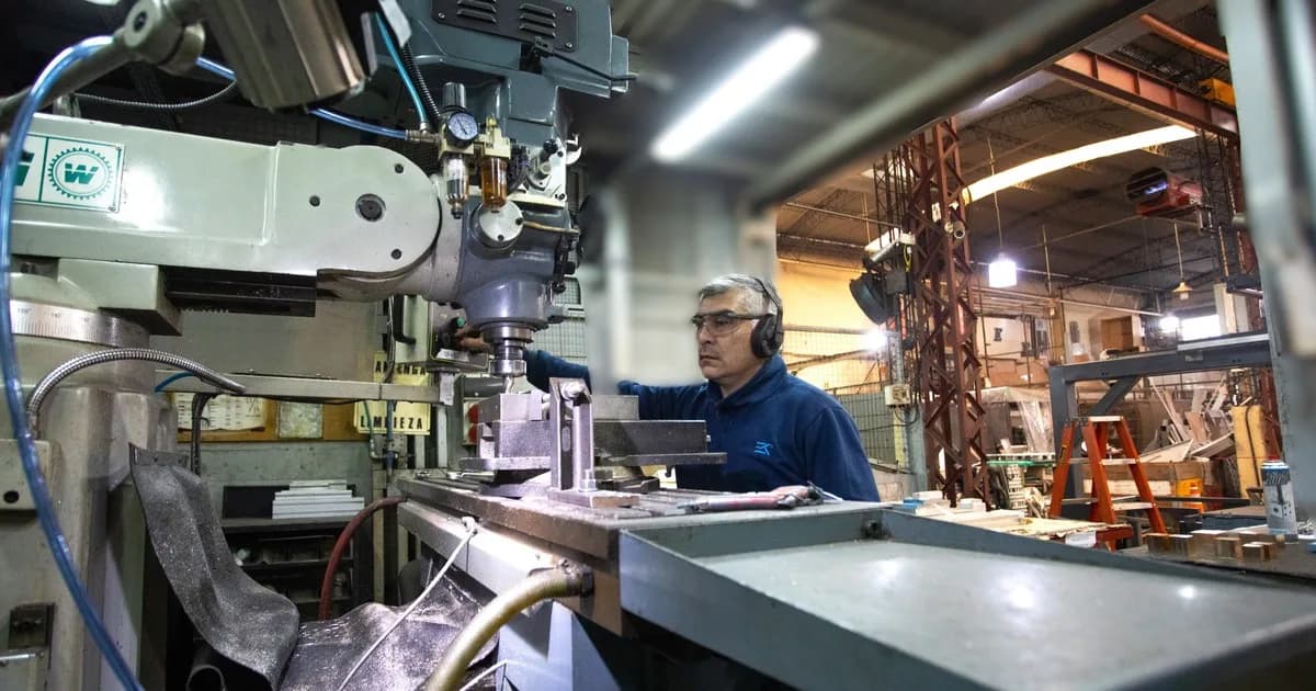 La industria no despega y el uso de la capacidad instalada cayó al nivel más bajo desde marzo