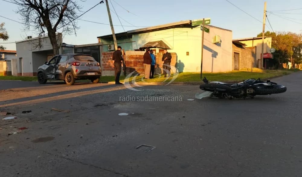 Portada de video: Fuerte choque: motociclista a alta velocidad destrozó un auto