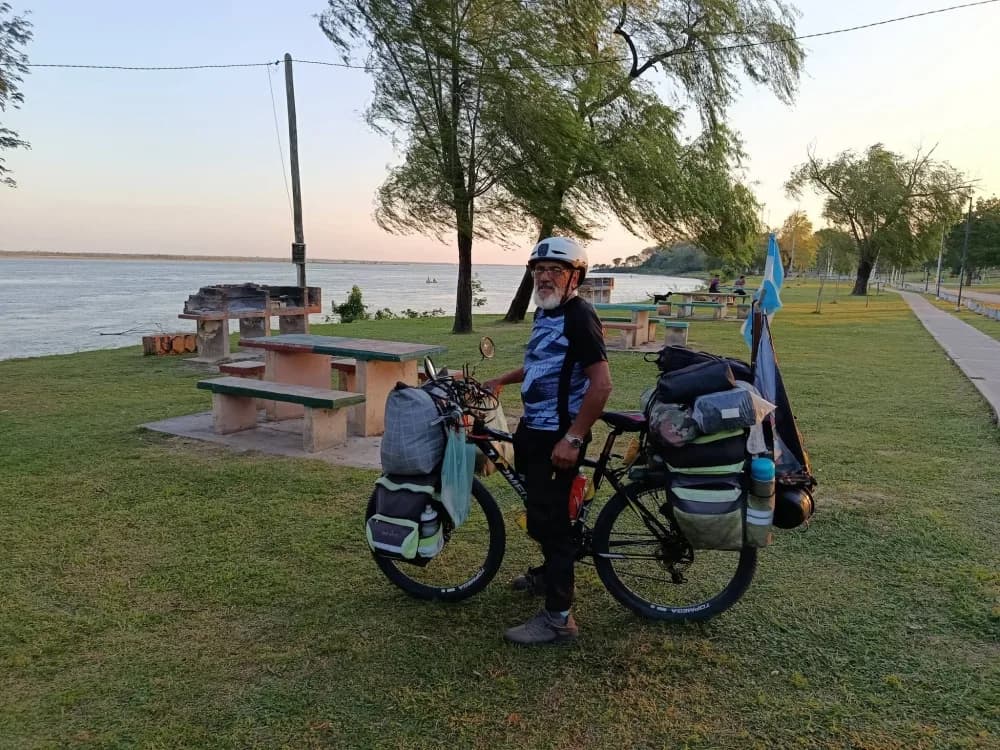 Portada de video: Ciclista peregrino: tiene 70 años y pedalea de Chascomús hacía Itatí