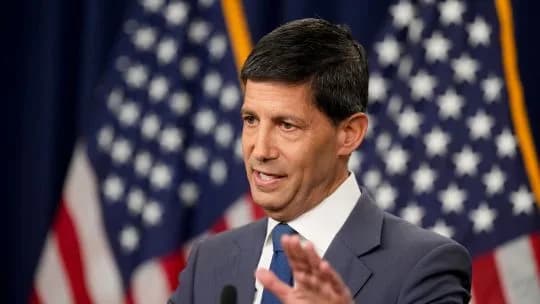 La FED aumentó la tasa de interés por primera vez desde 2023 y contradice a Trump