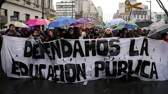 RDI: los salarios docentes en las universidades perdieron 34% de poder adquisitivo y hay reclamos por más fondos para 2027