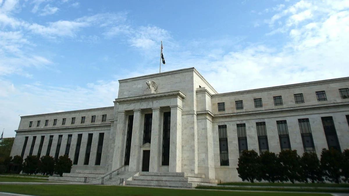 La Fed subió las tasas por primera vez desde 2023 y proyecta otro incremento más antes de fin de año