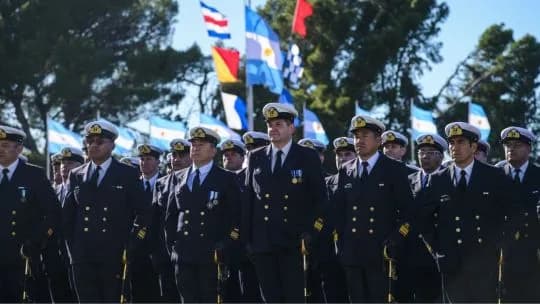 Separan a trece miembros de la Armada tras una denuncia por fraude de $938 millones en sueldos