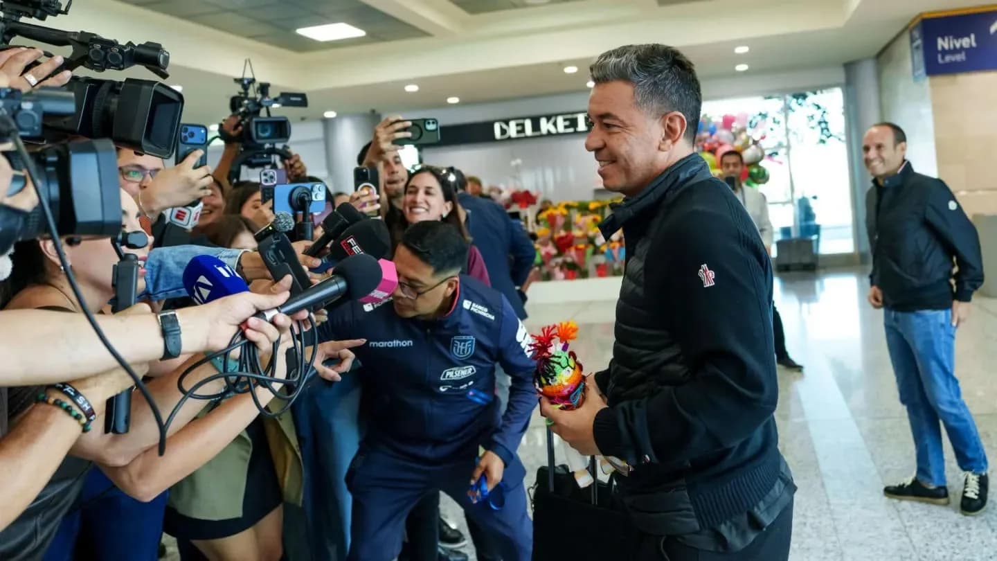 "Un muñeco para otro Muñeco": el particular regalo a Gallardo en su arribo a Ecuador - TyC Sports