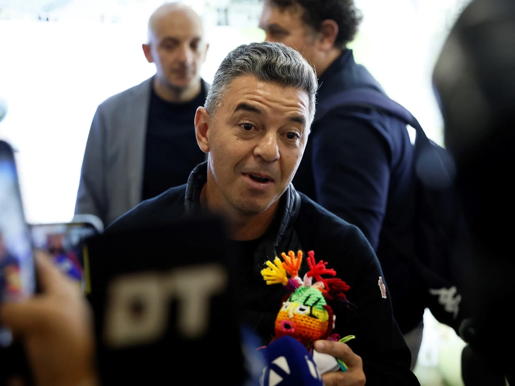 Portada de video: Un muñeco para otro Muñeco: el especial regalo que recibió Marcelo Gallardo en su llegada a Ecuador