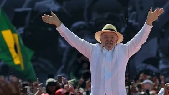 Lula anuncia aumento de ayudas sociales antes de las elecciones de octubre