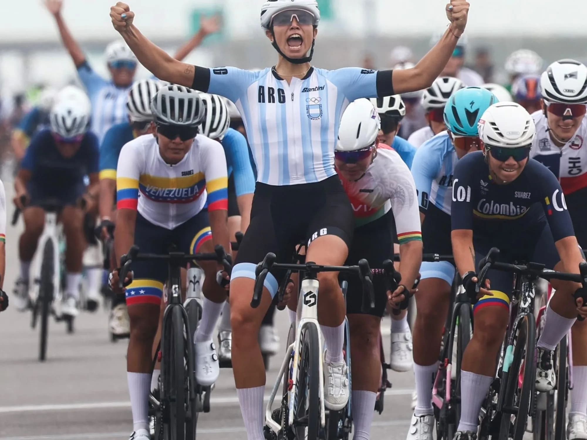 Ganó el oro, se lo dedicó a sus papás y ya se fijó otro objetivo: "Estoy buscando equipo para correr profesionalmente en Europa"