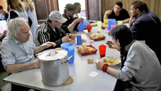La falta de ingresos obliga a elegir entre comer y pagar