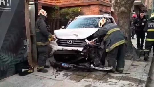 Choque en Palermo: un conductor impactó a tres autos estacionados y terminó sobre la vereda