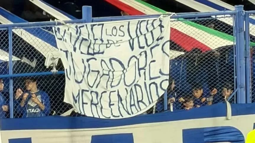 La medida que tomó el plantel de Vélez por un reclamo económico y la dura bandera en el Amalfitani: "Jugadores mercenarios" - TyC Sports
