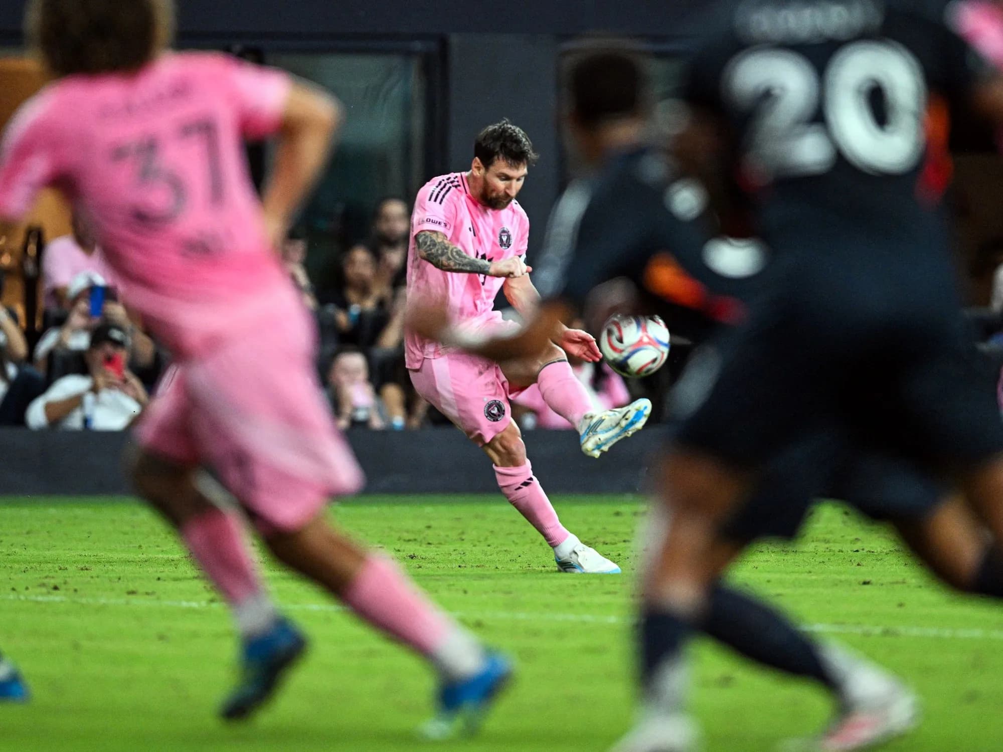 Video: el gol de tiro libre de Messi para Inter Miami al suplente de Vozinha