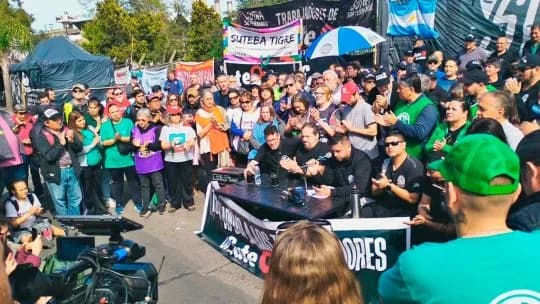 "Un disparate jurídico": los empleados de Fate no aceptaron el desalojo del inmueble ordenado por la Justicia