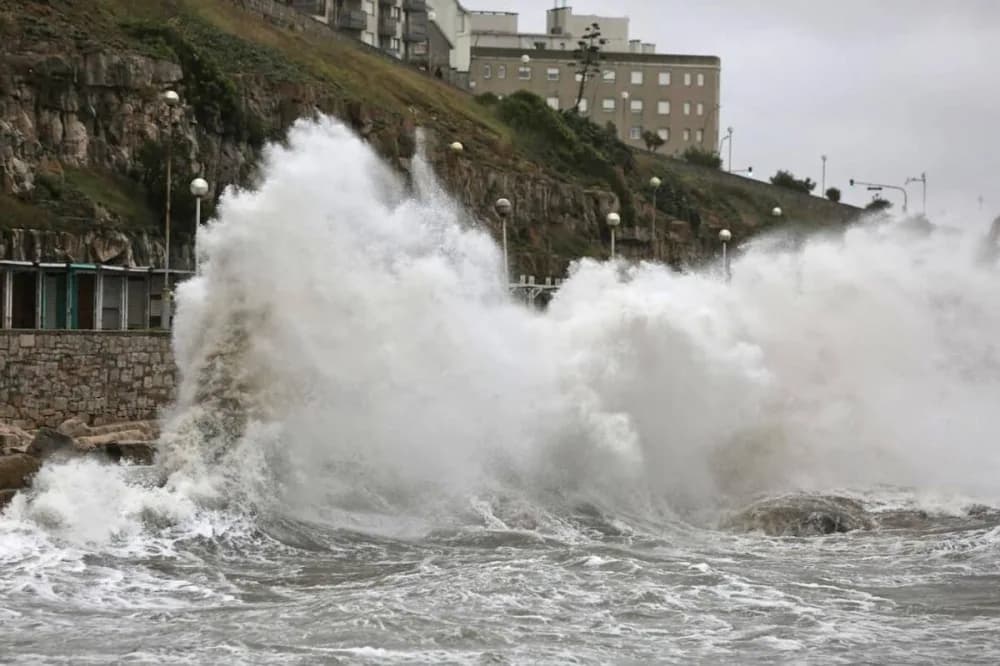 Temporal en la Costa Atlántica: la crecida de mar provocó destrozos