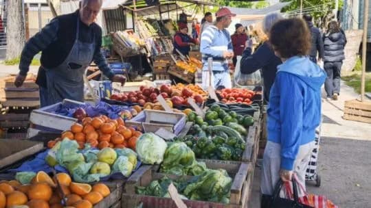 Encuesta: el 76% de los endeudados recurre al crédito para pagar alimentos, salud y servicios