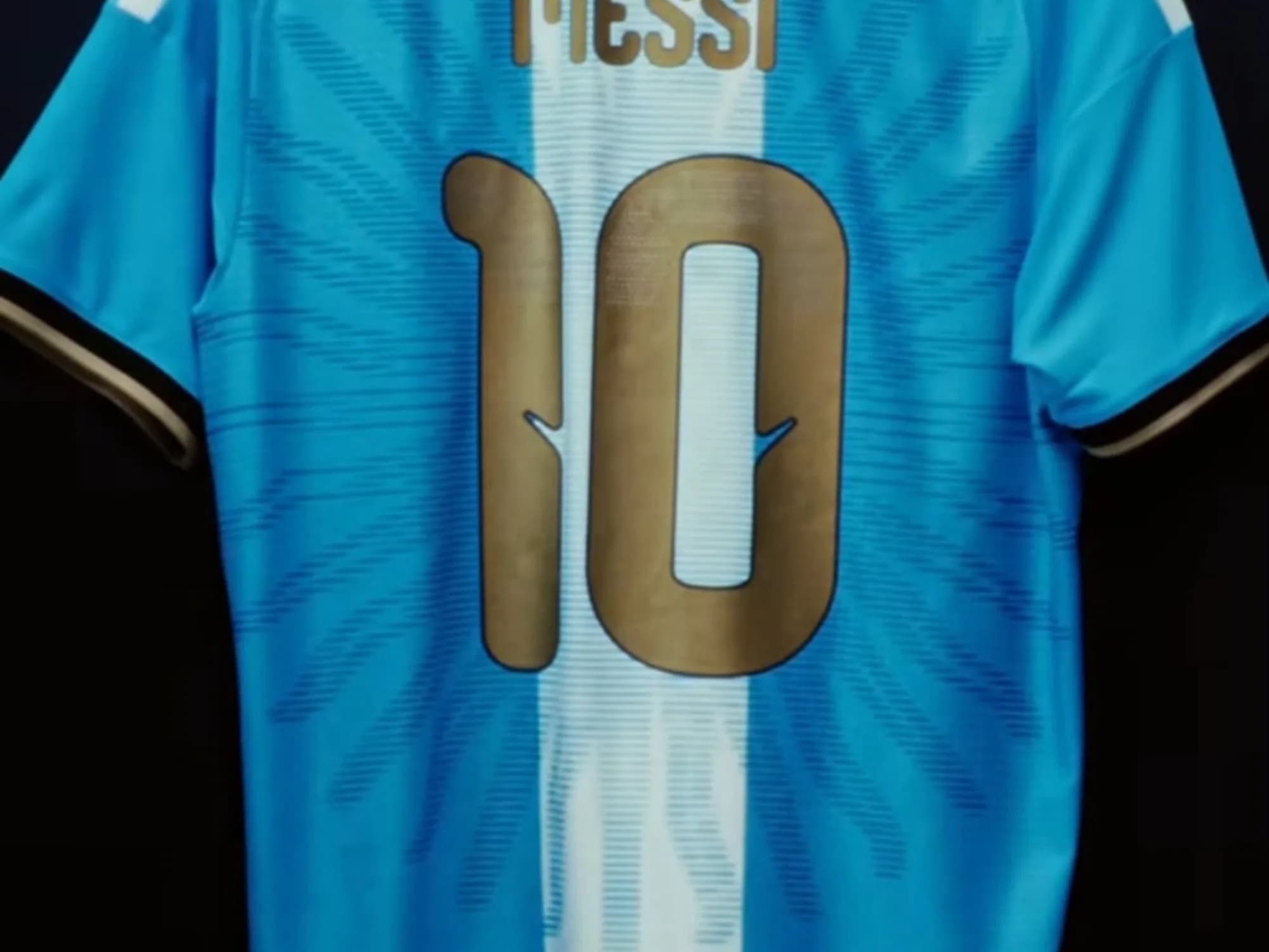 De gala: Messi presentó la camiseta que usará en su último partido con la Selección Argentina