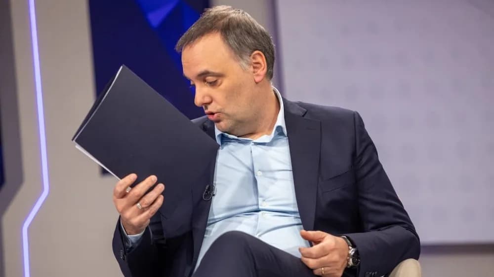 Columna de opinión: Adorni y el arte de explicar la plata