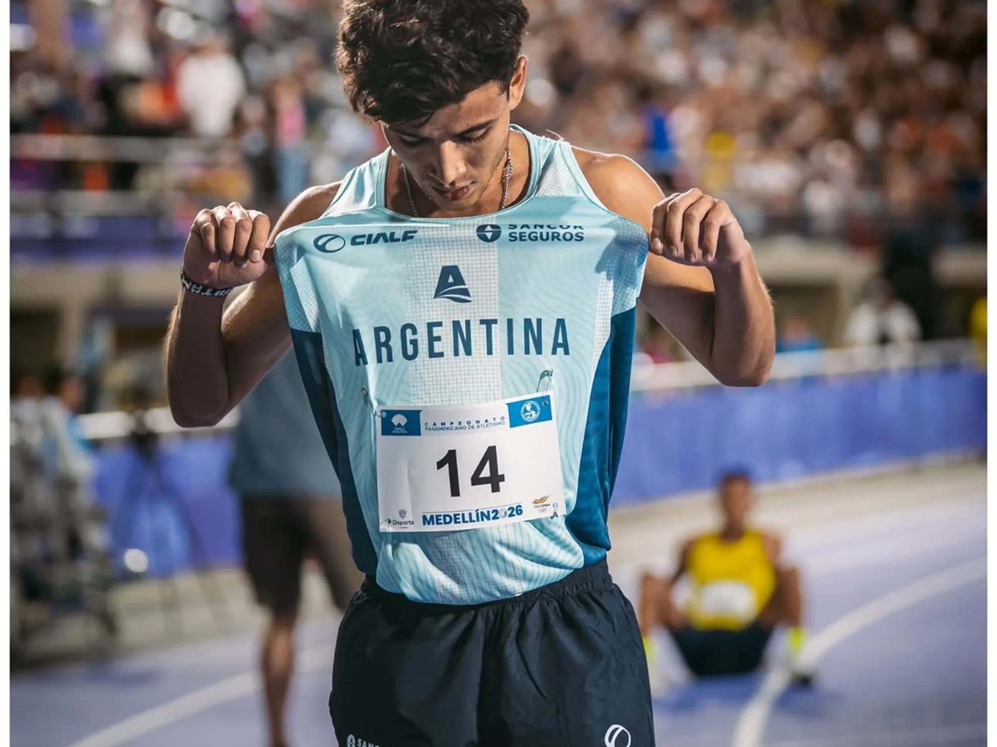 Es salteño, compite en Estados Unidos y logró la primera medalla argentina en atletismo en los Suramericanos