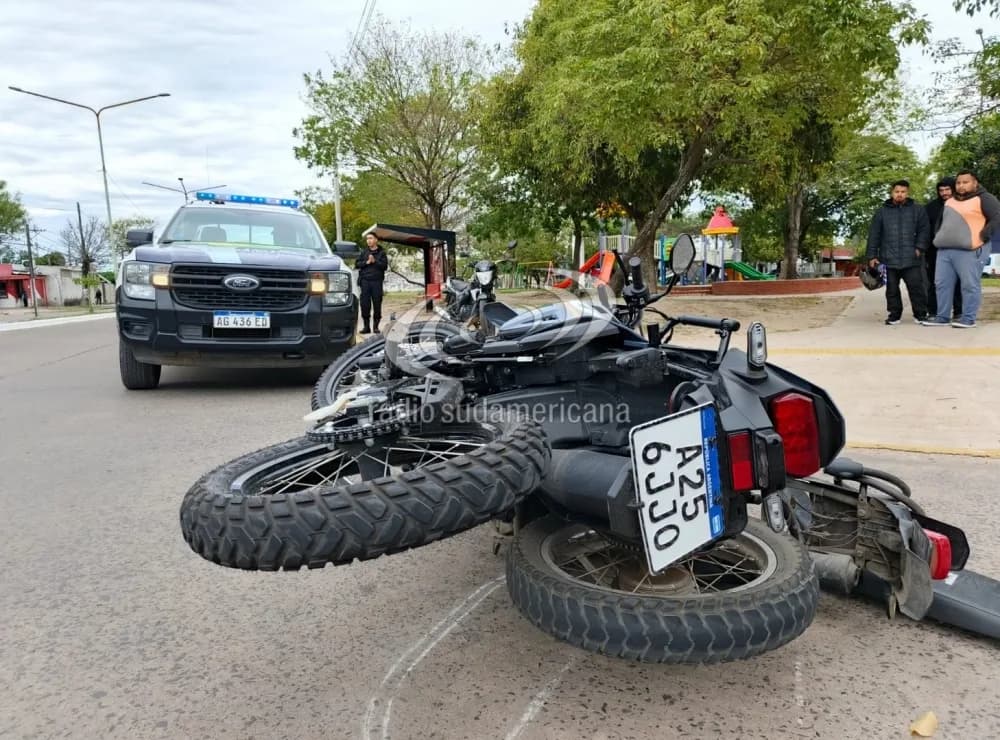 Portada de video: Dos motos quedaron apiladas tras un fuerte choque