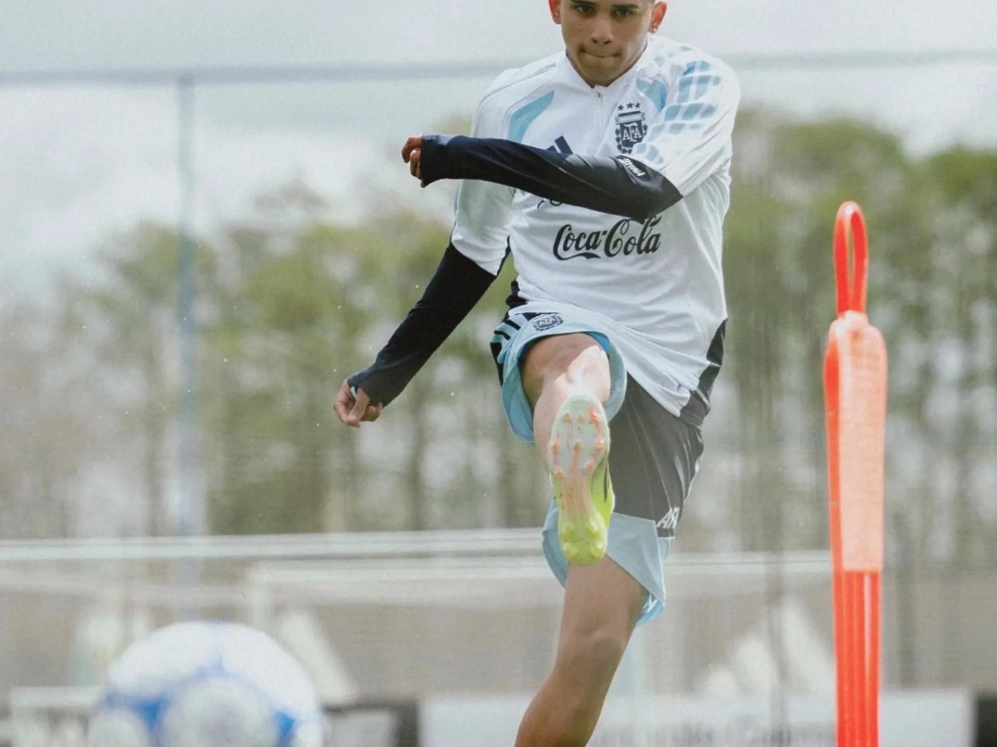 Leo Flores, y la foto que tanto soñó en la Selección: el increíble crecimiento de otra joya de Boca
