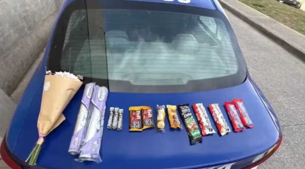 Cayó por ladrón y romántico: robó un ramo de flores y chocolates el día de la primavera