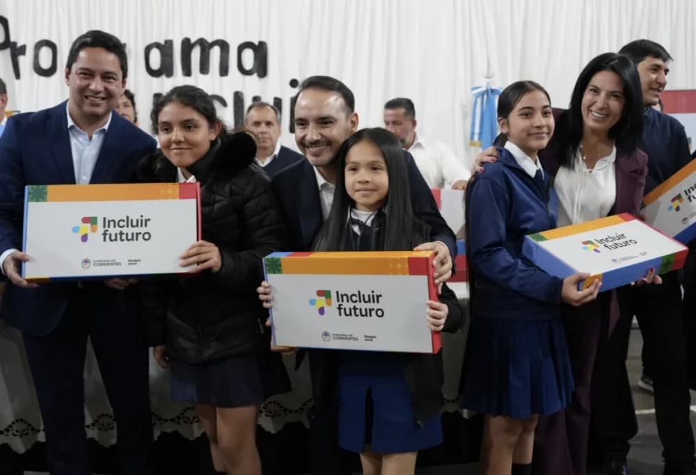 Valdés entregó más de 600 notebooks e inauguró cuadras de asfalto