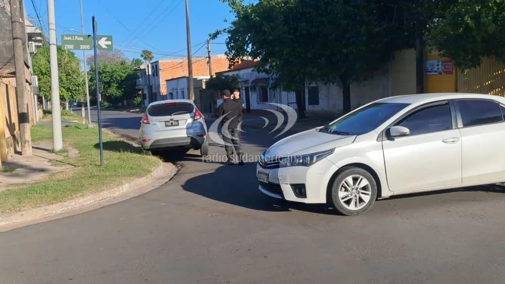Portada de video: Conductores se confiaron en una esquina y terminaron chocando