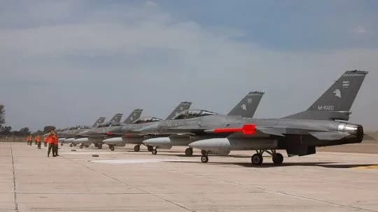 La segunda tanda de aviones de caza F-16 despegó hacia Argentina tras la oficialización del Ministerio de Defensa